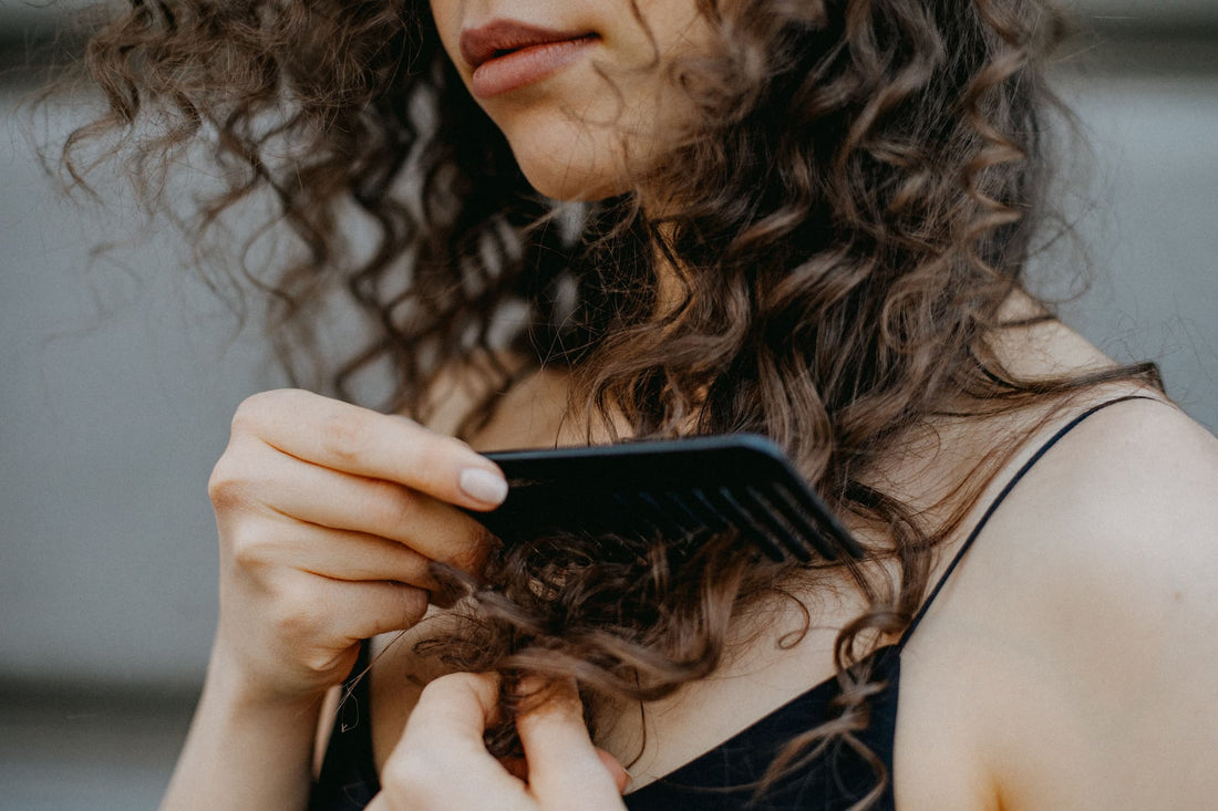 Déceler et traiter la chute de cheveux post-partum.