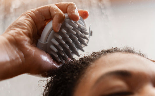 Pourquoi le cuir chevelu est la clé de cheveux en bonne santé à La Réunion